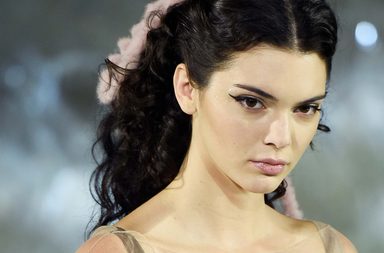 بالصور، صيحات ماكياج وشعر أسبوع الأزياء الراقية في باريس لشتاء 2017