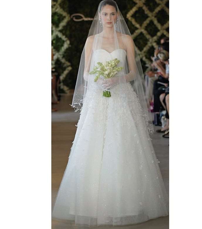 فستان زفاف ملائكي من أوسكار دو لا رنتا