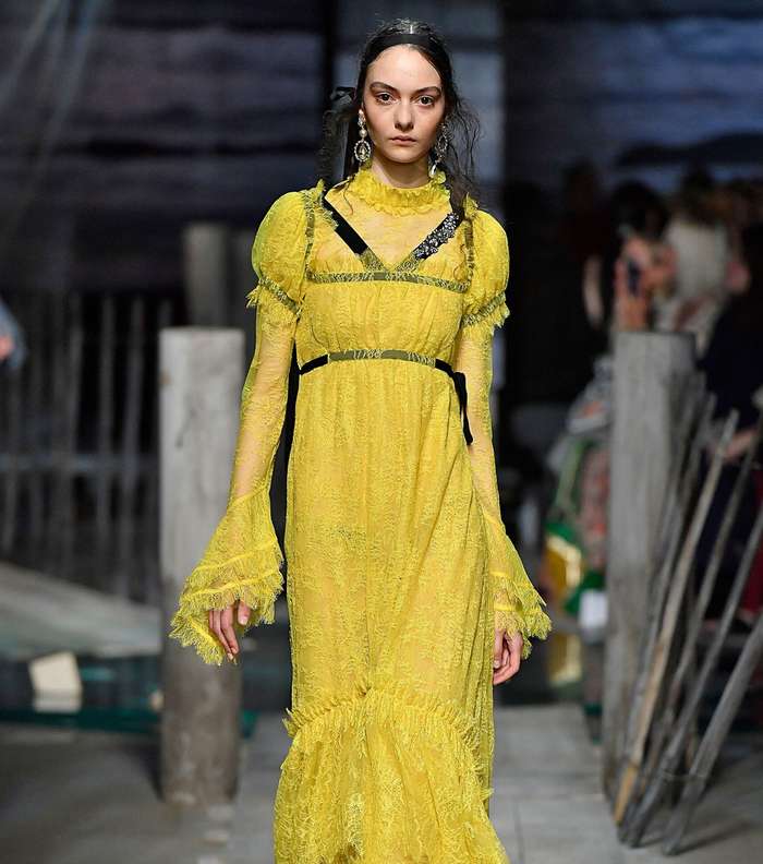 موضة فستان الدانتيل بالكشاكش من Erdem لصيف 2017