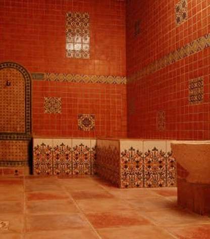 الحمام المغربي يعمل على إزالة الأوساخ والسموم من الجسم  بالإضافة الى إزلة الإرهاق العضلي 