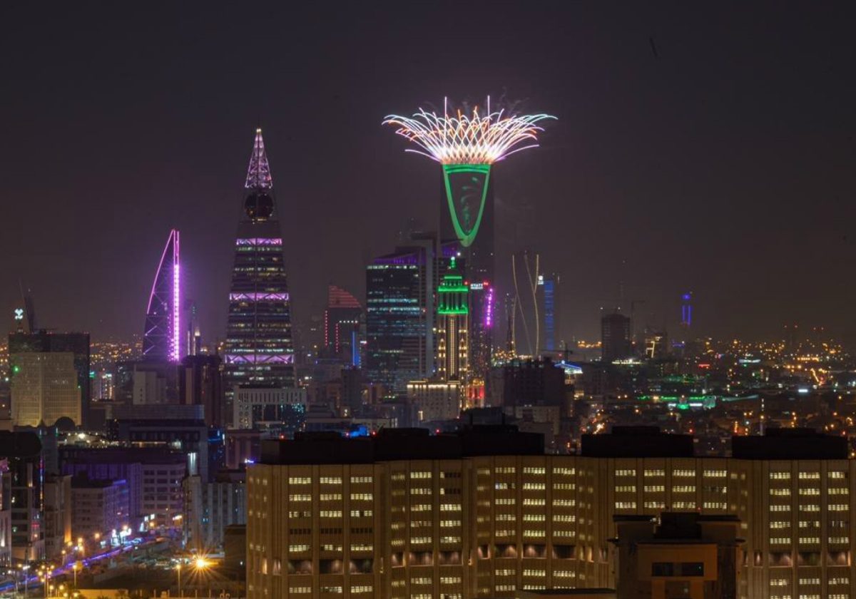 اطلاق الألعاب النارية من برج المملكة في الرياض