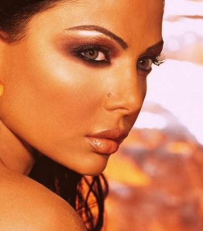 ماكياج هيفاء وهبي البرونزي يبرز سمرة بشرتها