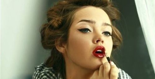 المستحضر الأساسيّ: أحمر الشفاه الأحمر