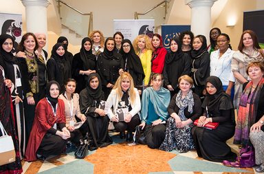 الشيخة بدور القاسمي تتوسط الحضور في صورة جماعية خلال افتتاح المعرض 