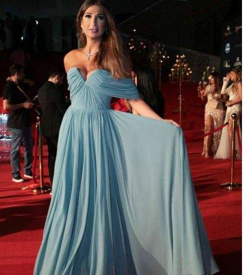 الاعلامية ديما صادق بفستان منسدل مع اكمام منسدلة من تصميم Sandy Nour في حفل بياف 2017
