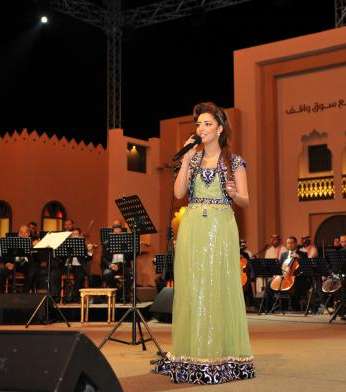 بلقيس أحمد فتحي تألقت بفستان أصفر طويل في قطر