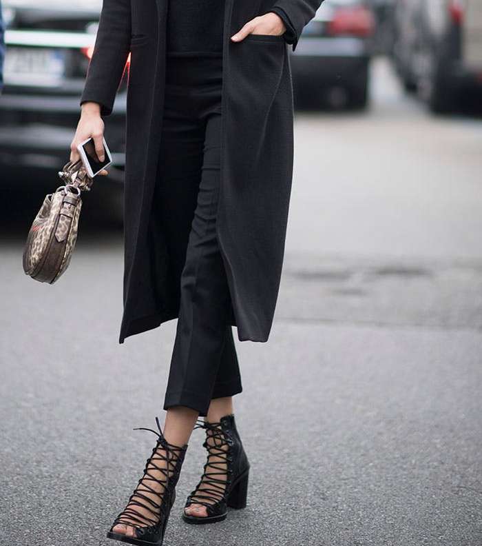 حذاء الاسود المزين بالشرائط مع الملابس السوداء كي لا تبدين انك متوجهة للعزاء