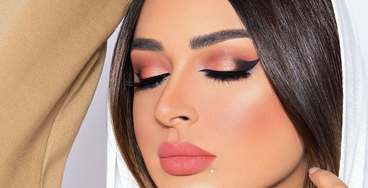 خبيرة التجميل أمل الأنصاري تبدع في إطلالات مكياج عصرية