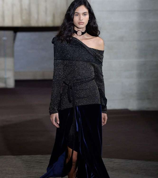 التنورة المخملية مع الكنزة بقصة الـ Off Shoulders من Roland Mouret لشتاء 2018