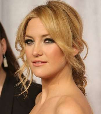 سحر جاذبيّة تسريحة ذيل الحصان والماكياج الناعم 