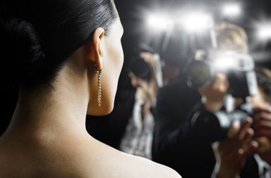 كيف يمكن لنجمات بعمر متوسط أن يبدين أصغر سناً؟