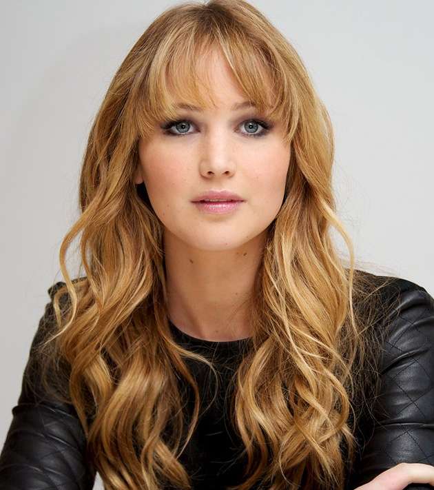 جنيفر لورنس شعرها من نفس الطول مع الغرّة النازلة