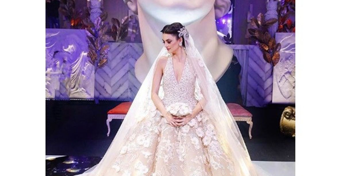 آيّة الجمّال: عروس لبنانية تتألّق بفستان إيلي صعب في حفل زفاف فخم جداً