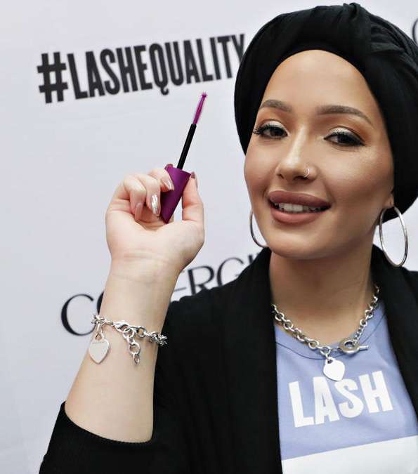 أوّل إمرأة مسلمة محجّبة سفيرة لماركة Covergirl