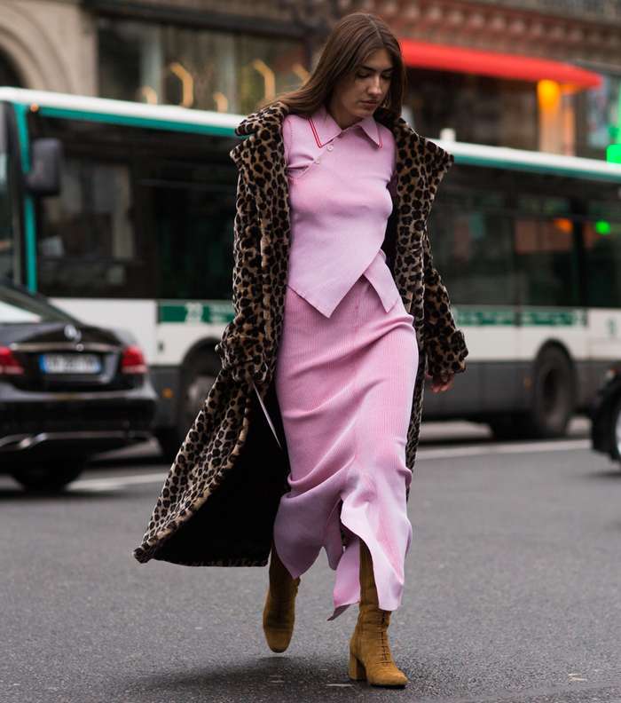 المعطف الماكسي بنقشة النمر مع التنورة الماكسي بالقصة المستقيمة من شوارع باريس