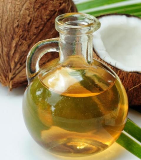 يرطب زيت جوز الهند البشرة