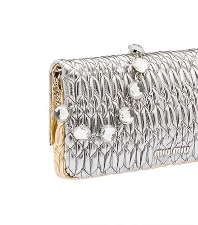 اطلالات متألقة مع حقيبة Nappa Crystal من Miu Miu