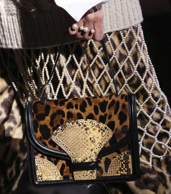 حقيبة Dries Van noten بنقشة النمر وباسلوب الكتف من مجموعة شتاء 2017