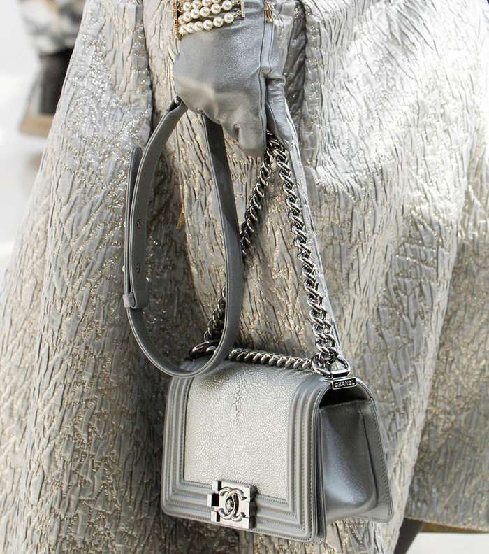 حقيبة CHANEL البوي الميتاليكي من مجموعة شتاء 2017