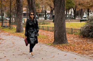 معطف اسود جلدي في شوراع باريس خلال اليوم السابع من اسبوع الموضة