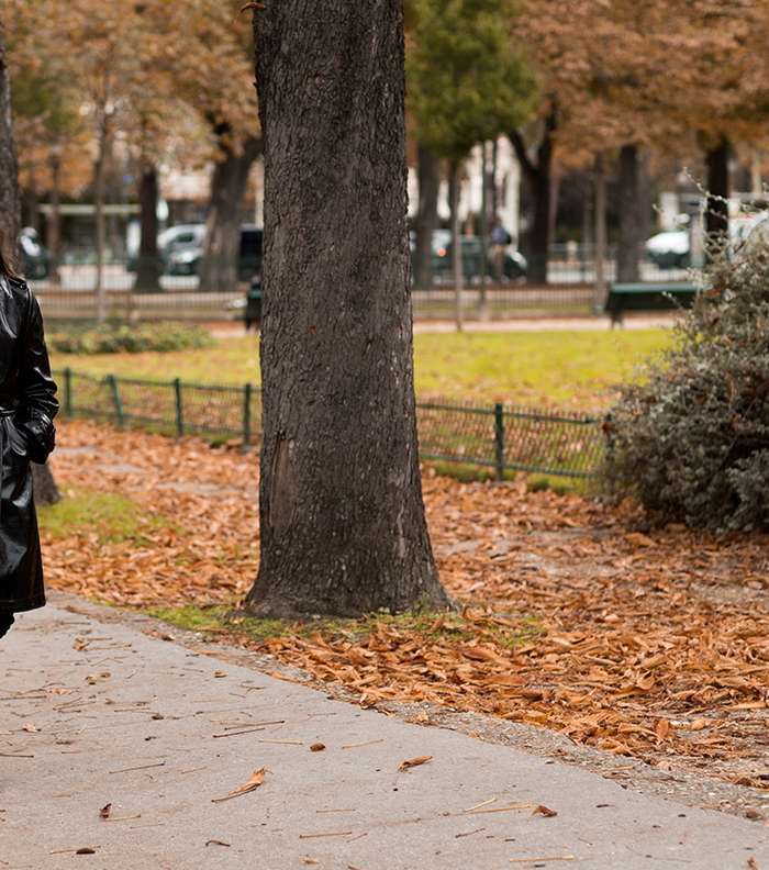 معطف اسود جلدي في شوراع باريس خلال اليوم السابع من اسبوع الموضة