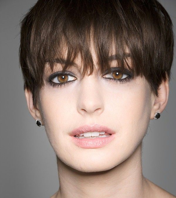 ماكياج الشعر القصير أنيق في إطلالة آن هاثاواي