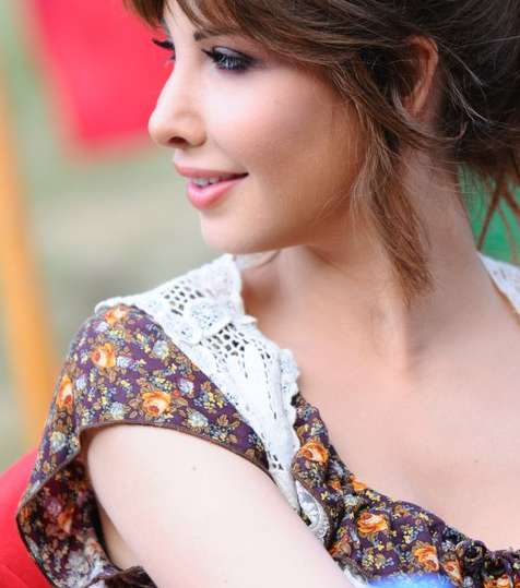 الغرّة مع رفعة الـ Updo لإطلالة المرأة الناعمة