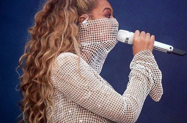 بيونسي بلوكات جذابة وفاضحة في حفلها الغنائي الاستعراضي