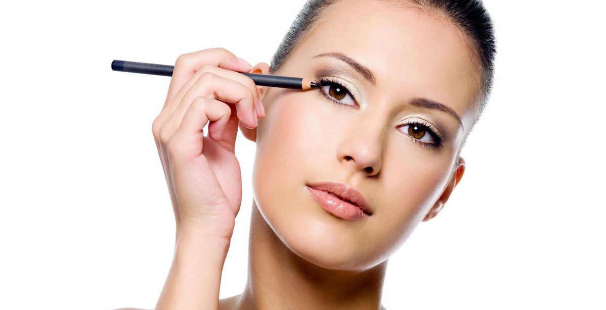 كيف تصححين مجنح الأيلاينر المتعرج بدقيقة؟