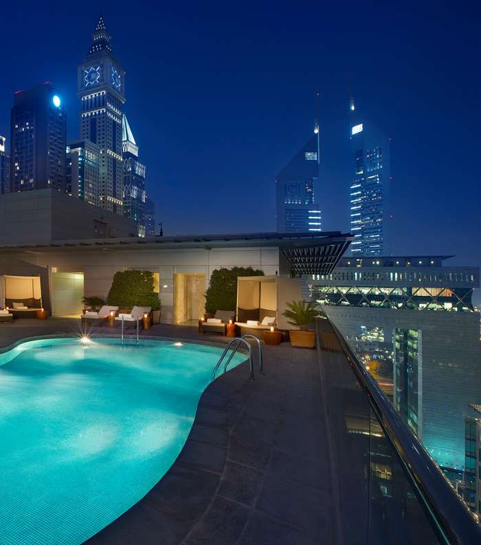 على سطح فندق ريتز كارلتون أروع برك السباحة في دبي