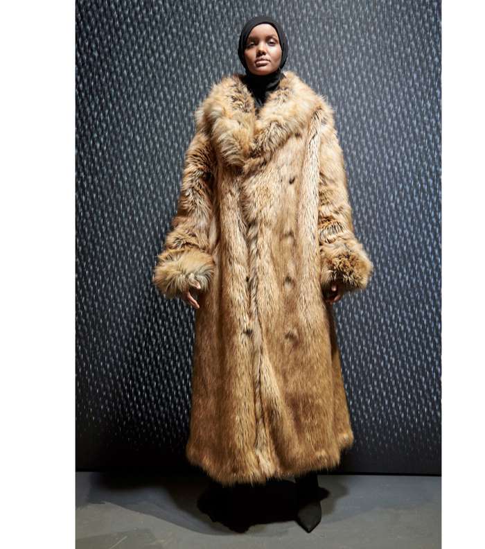 المحجبة Halima Aden تعرض في مجموعة Yeezy في الموسوم الخامس
