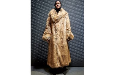 المحجبة Halima Aden تعرض في مجموعة Yeezy في الموسوم الخامس