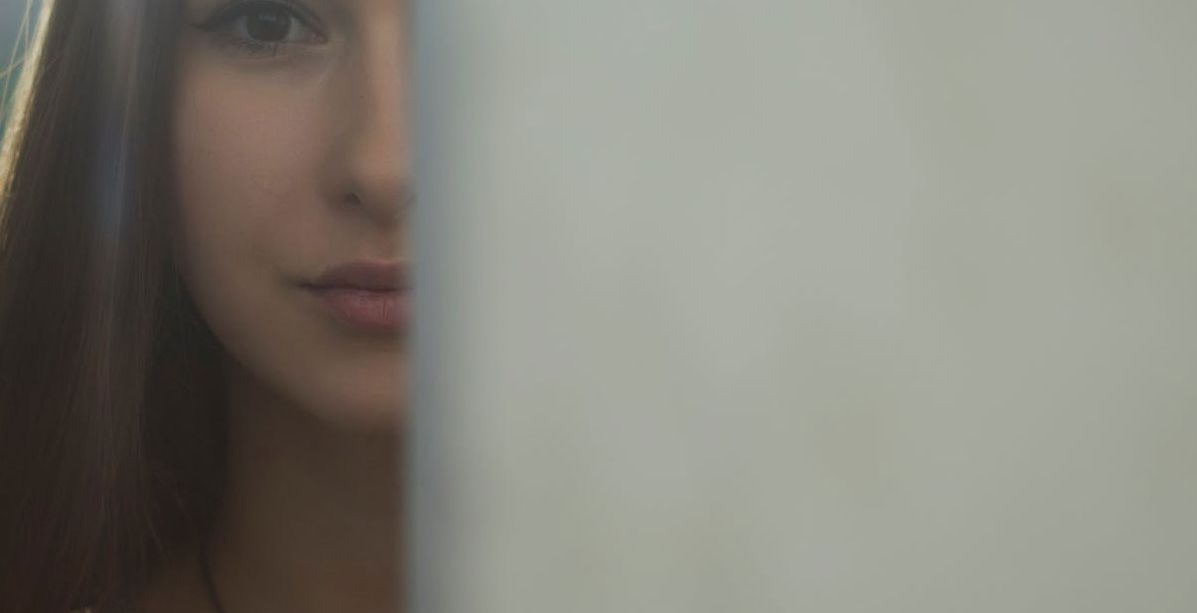 حين يحدق بك أحد ماذا تفعلين؟