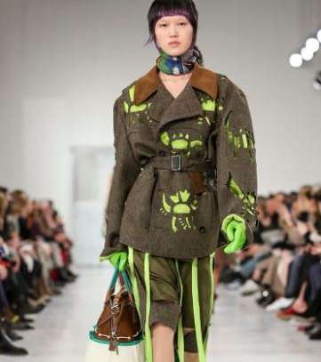 احصلي على اطلالات مميزة وغريبة مع مجموعة علامة Maison Martin Margiela الجديدة