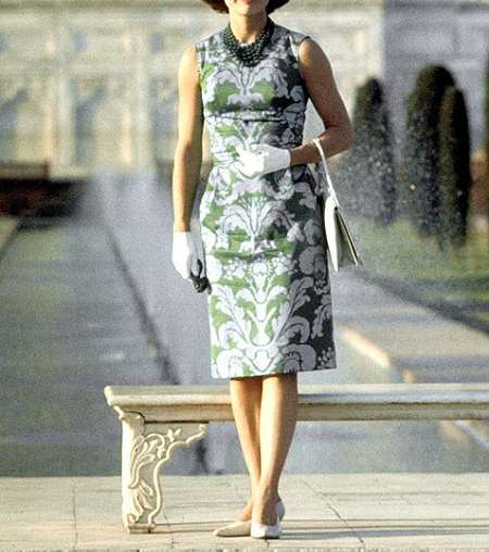جاكلين كينيدي متميّزة بفستان بطبعة أنيقة