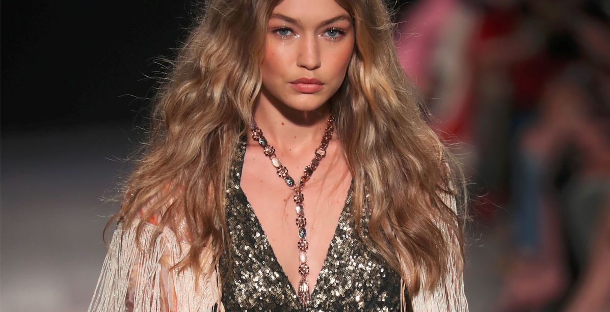 فيلم سندريلا انتقل الى منصات العرض... وما فعلته جيجي حديد عندما فقدت حذاءها سيذهلك!