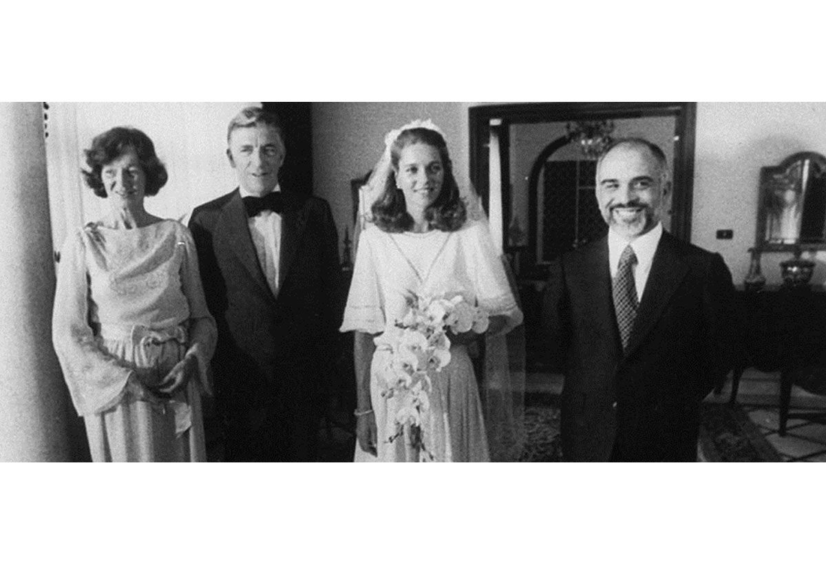 صور نادرة من زفاف الملكة نور... هكذا بدت بالفستان الأبيض والطرحة!
