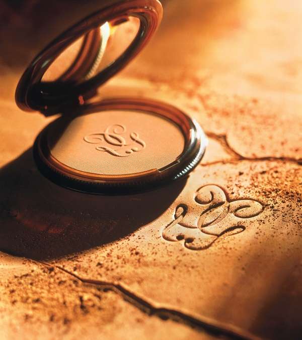 Terracotta Sun Celebration من غيرلان لتلوين الوجنتين وتعزيز الاسمرار 