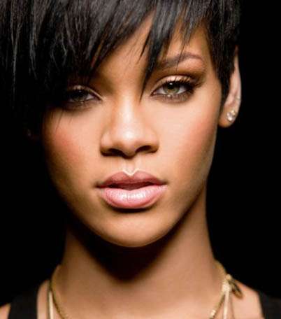 الماكياج النيود يليق بالشعر القصير