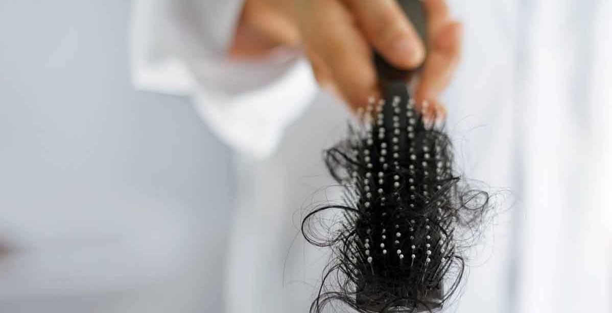 ما تفعلينه يسبب تساقط الشعر من دون أن تعلمي!