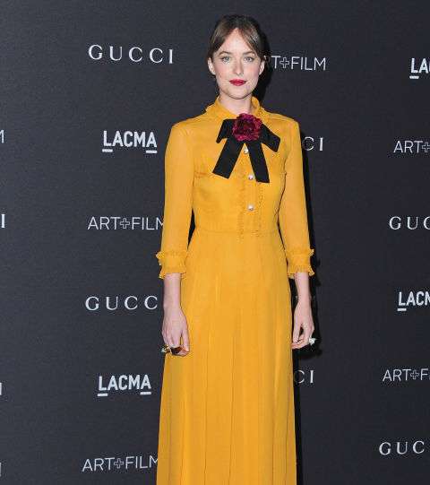 داكوتا جونسون تختار الفساتين مع الربطة على العنق من قوتشي لحفل Lacma