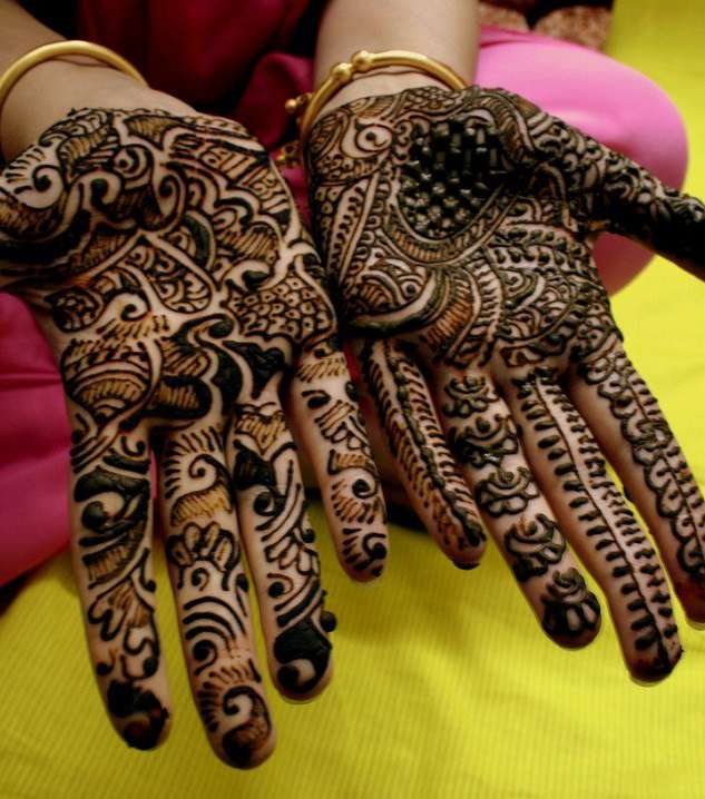 نقشة حناء على اليد باللون الأسود