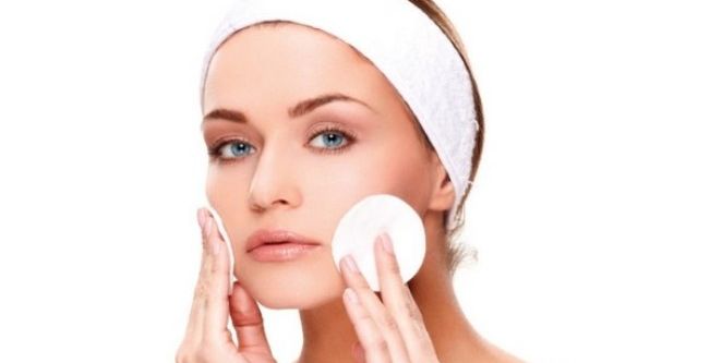 فوائد زيت اللوز المر للوجه تزيل الشوائب