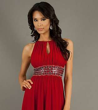 الأحمر العنابي للبشرة السمراء في اجمل الفساتين 