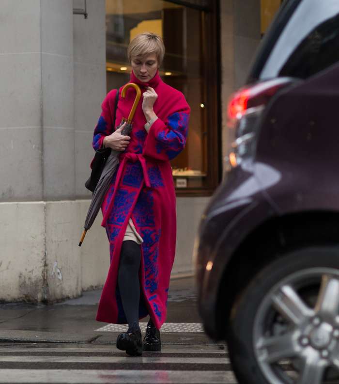 موضة المعطف الطويل مع الحزام عند مستوى الخصر  في اليوم الثالث من أسبوع الموضة الباريسي