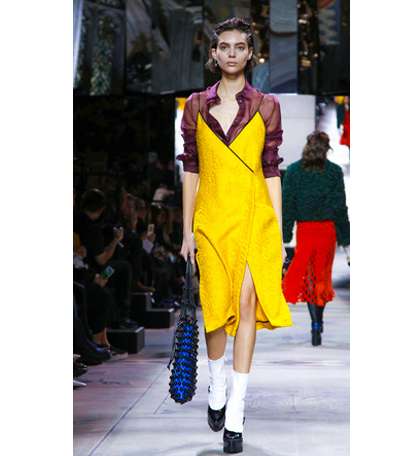 موضة فستان الـ Slip فوق القمصان لشتاء 2017 من Mulberry
