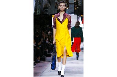 موضة فستان الـ Slip فوق القمصان لشتاء 2017 من Mulberry