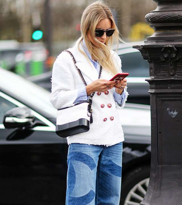 ارتدي حقيبة غابرييل من CHANEL مع الجينز الواسع والسترة القصيرة الرسمية
