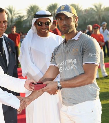 صاحب السمو الشيخ منصور بن محمد بن راشد آل مكتوم يسلّم الجوائز