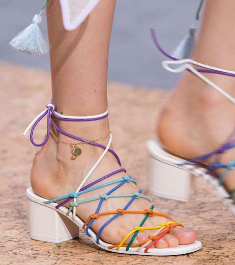 حذاء كلوي لصيف 2016 بالشرائط الملونة